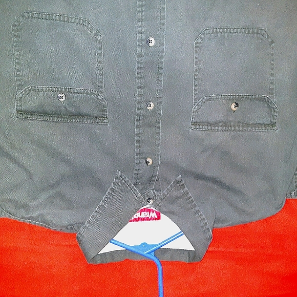 Wrangler long sleeve button up - Picture 3 of 3